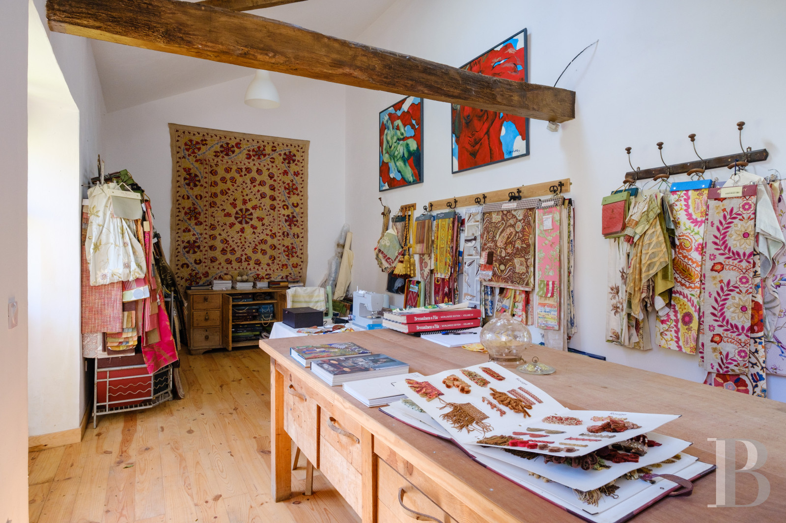 Dans le Gers, à l’ouest de Lectoure, un ancien domaine de production d’armagnac transformé et décoré avec soin - photo  n°53